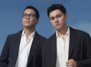 Duet Nyoman Paul dan Andi Rianto Dalam 'The Way You Look at Me'