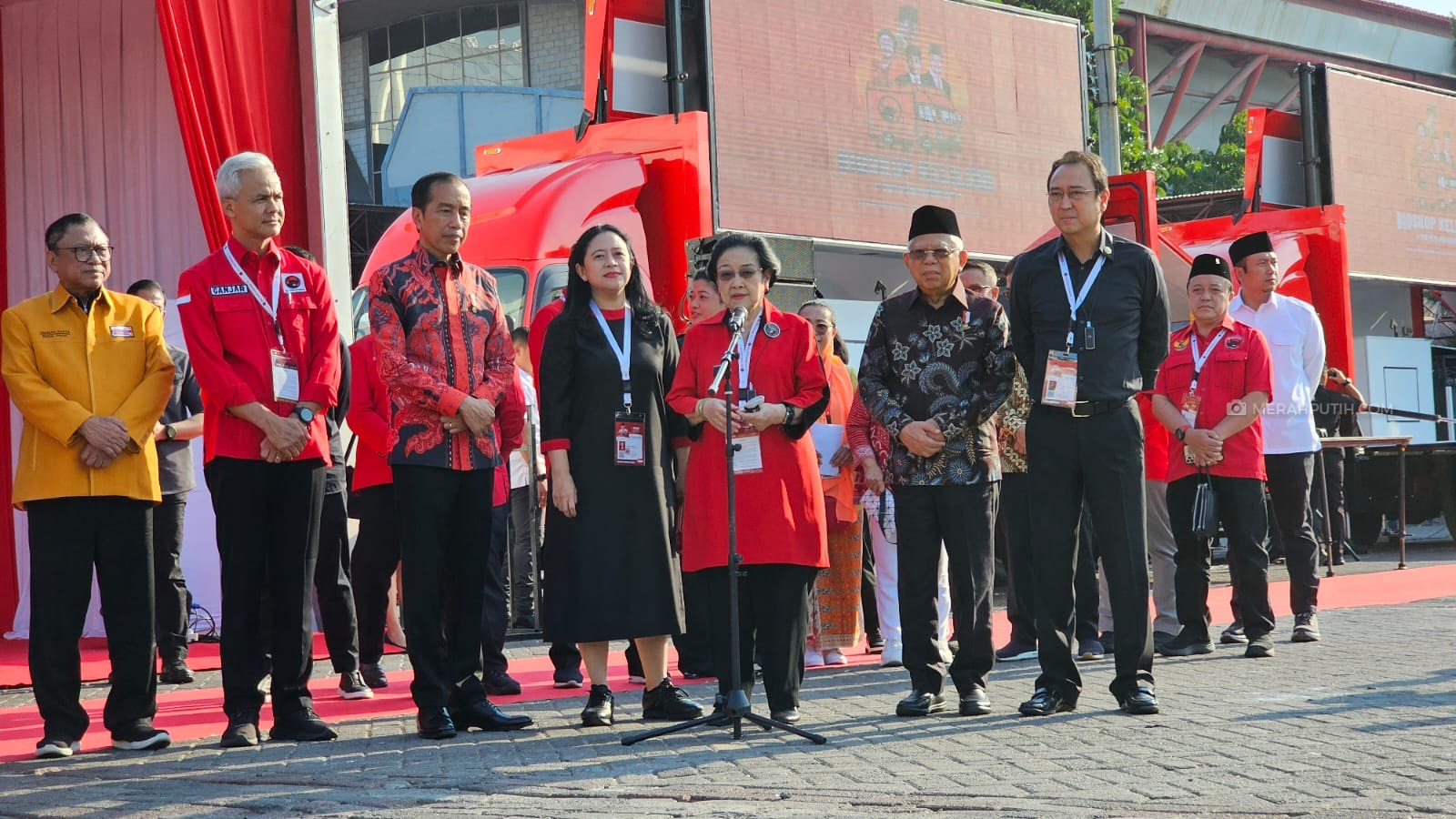Megawati Resmikan Mobil Bioskop Keliling di Rakernas PDIP