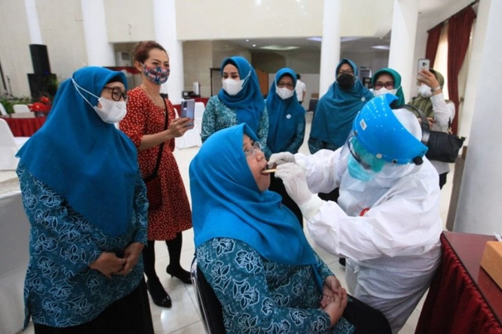 Tim Penggerak PKK Makassar menggelar tes usap massal di Rujab Wali Kota Makassar untuk melacak penularan COVID-19 di Makassar, Rabu (16/12/2020). ANTARA/HO/