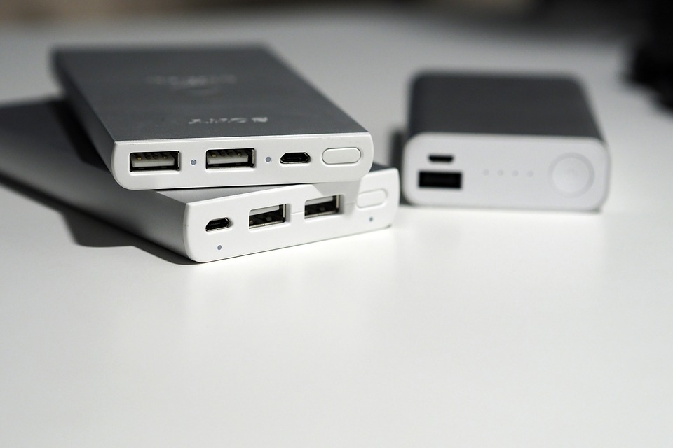 Power bank sangat berguna ketika ponselmu kehabisan daya saat perjalanan (Sumber: Pixabay/eak_kkk)