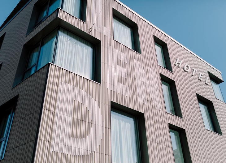 Augarten Art Hotel berdesain minimalis dengan seni kontemporer. (Foto: instagram.com/mona.sorko)