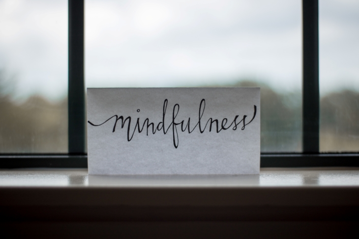 Membantu melatih kita untuk memberikan perhatian pada hal-hal kecil. (Foto: Unsplash-Lesly Juarez)