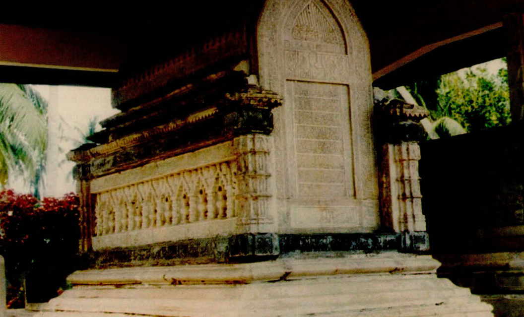 Tampak depan nisan Sultanah Nahrasiyah