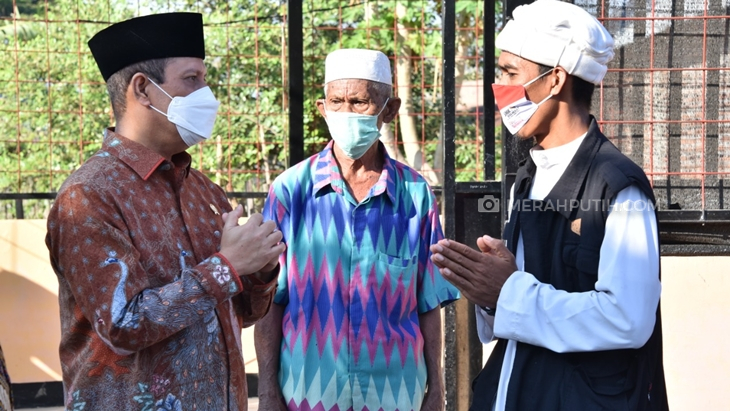 Bertemu Kepala BNPT, Ustaz Gunawan Serahkan Rompi Panglima Kelompok Radikal JAS