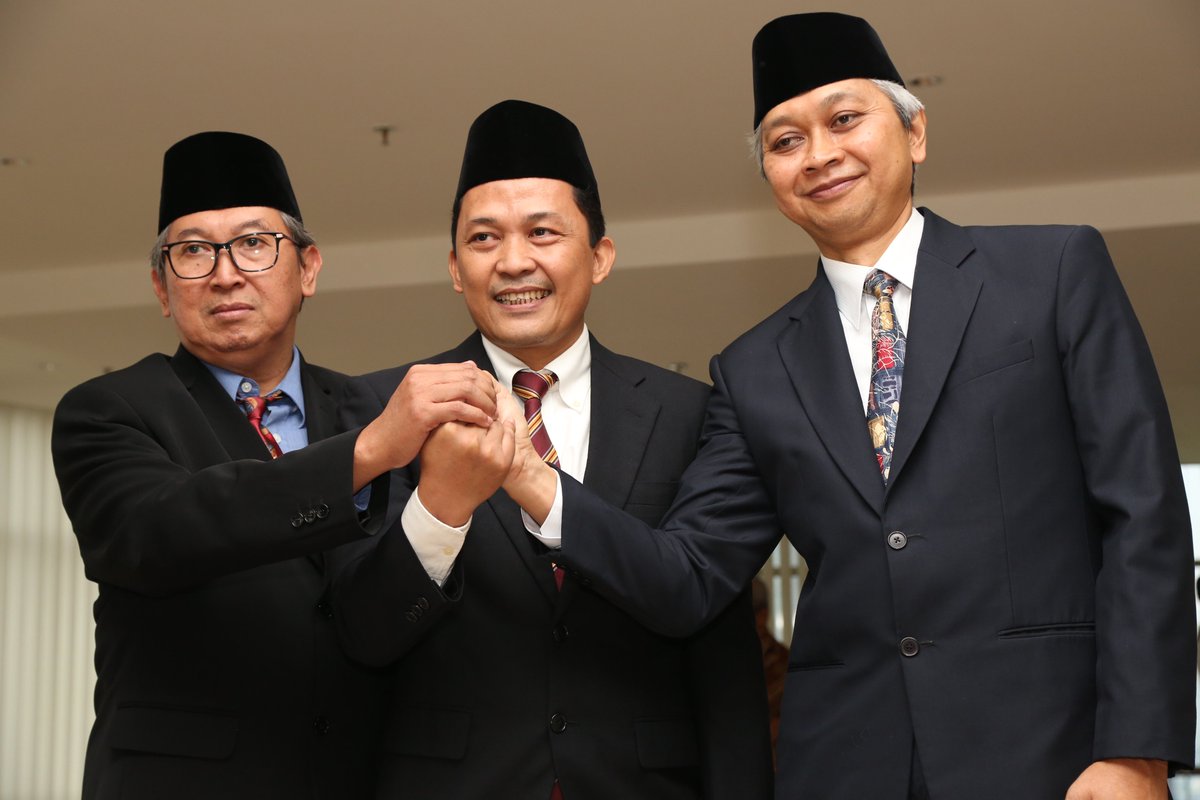 Para Penasihat KPK ini adalah; Budi Santoso, Sarwono Sutikno, dan Mohammad Tsani Annafari
