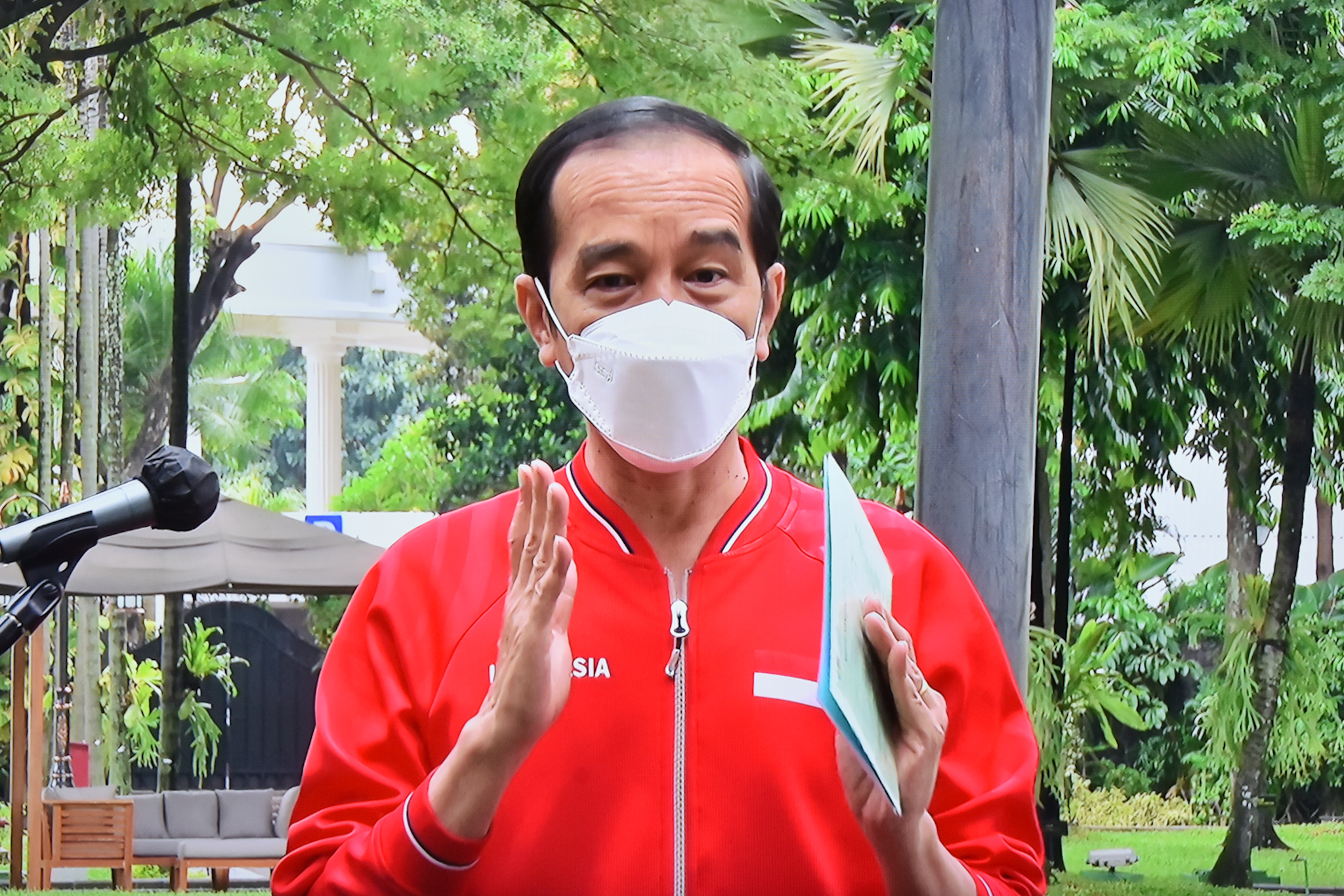 Presiden Jokowi memberikan pernyataan usai menerima vaksinasi COVID-19 dosis kedua, Rabu (27/1), di halaman tengah Istana Kepresidenan, Jakarta. (Foto: Humas/Jay)