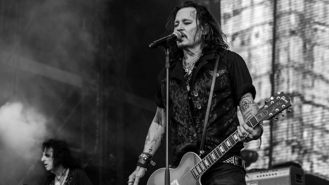 Johnny Depp Disebut Sebagai Gitaris Terburuk