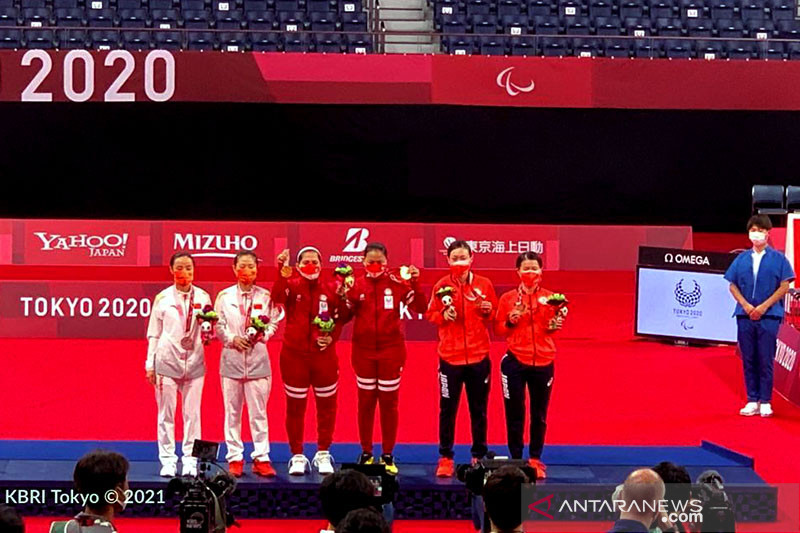 Leani Ratri Oktila/Khalimatus Sadiyah memperlihatkan medali emas Paralimpiade 2020. ANTARA/HO-KBRI Tokyo