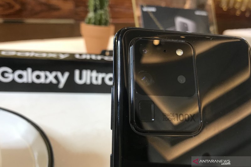 Samsung Galaxy S20 Ultra resmi dirilis di San Francisco, Selasa (11/2), atau Rabu dini hari (12/2). (ANTARA/Arindra Meodia)