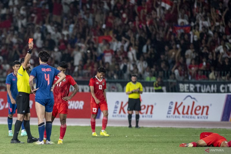 Wasit Matar Ali Al Hatmi Qasim (kiri) memberikan kartu merah kepada pesepak bola Thailand Jonathan Khemdee (kedua kiri) saat pertandingan Final Sepak Bola SEA Games 2023 di National Olympic Stadium, Phnom Penh, Kamboja, Selasa (16/5/2023). ANTARA FOTO/M Agung Rajasa/rwa.