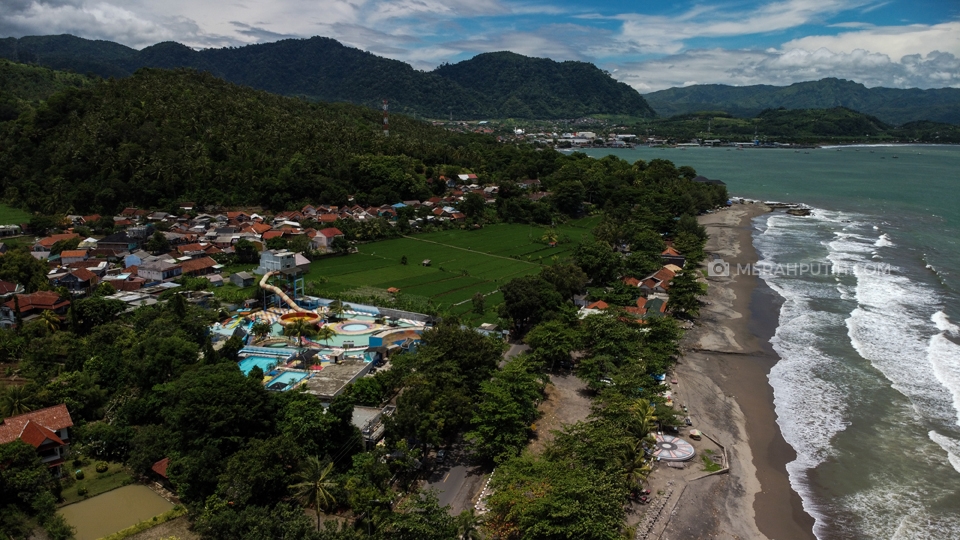 Keindahan Pantai Citepus di Teluk Palabuhan Ratu