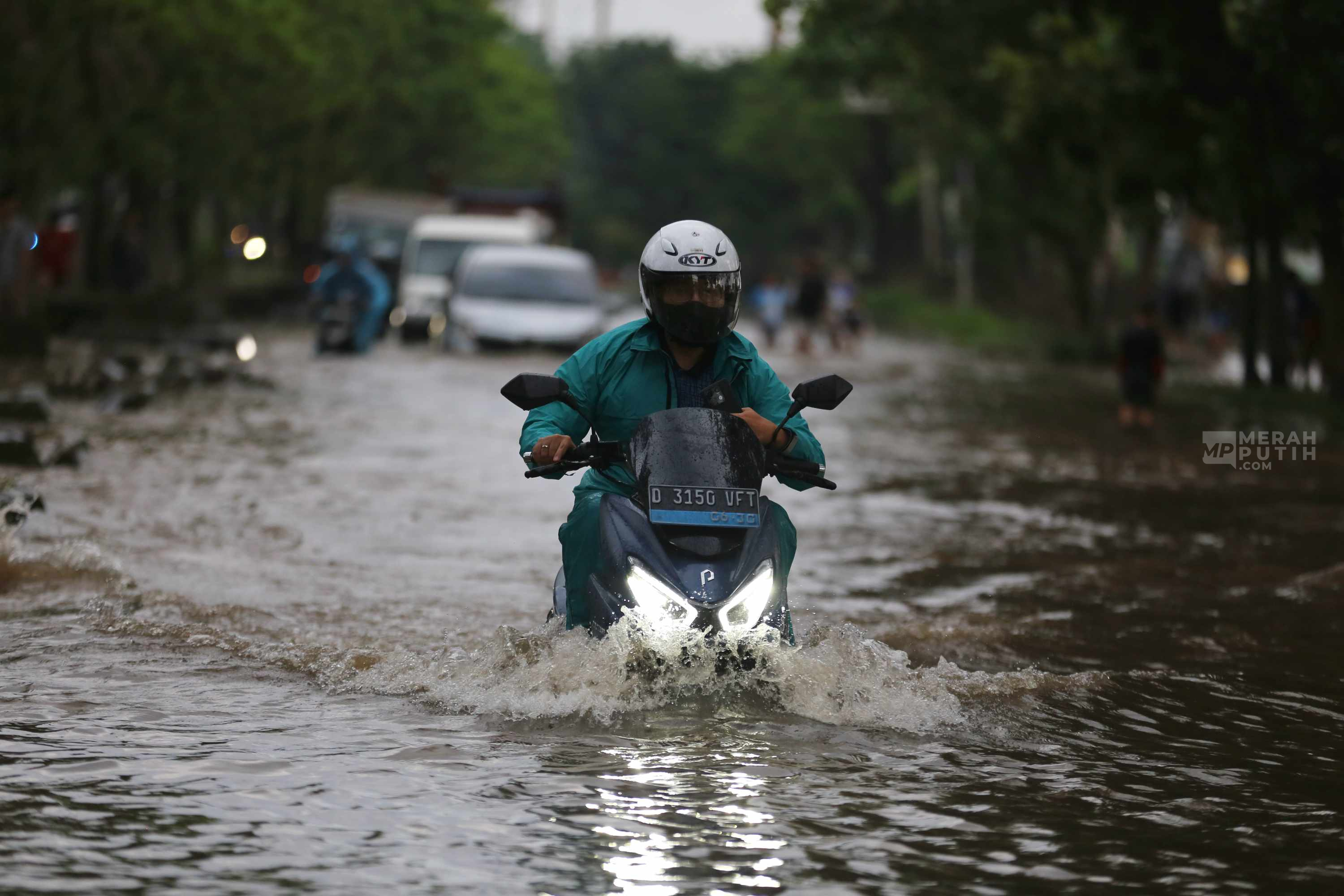 Sederet Sepeda Motor Nekat Terobos Banjir di Jalan Daan Mogot, Rawa Buaya, Jakarta Barat