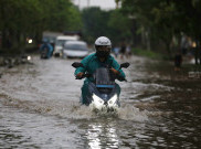 Sederet Sepeda Motor Nekat Terobos Banjir di Jalan Daan Mogot, Rawa Buaya, Jakarta Barat