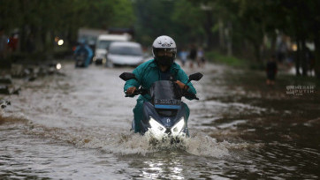 Sederet Sepeda Motor Nekat Terobos Banjir di Jalan Daan Mogot, Rawa Buaya, Jakarta Barat