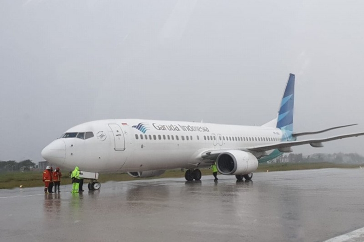 Pesawat milik Garuda Indonesia yang mengalami insiden pecah ban di Bandara Banjarmasin pada Rabu (11/6). (Angkasa Pura I)