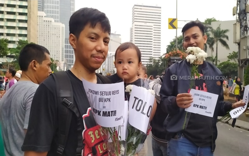 Bagi-Bagi Mawar Putih, Pegawai KPK Berharap Presiden Tolak Revisi UU KPK