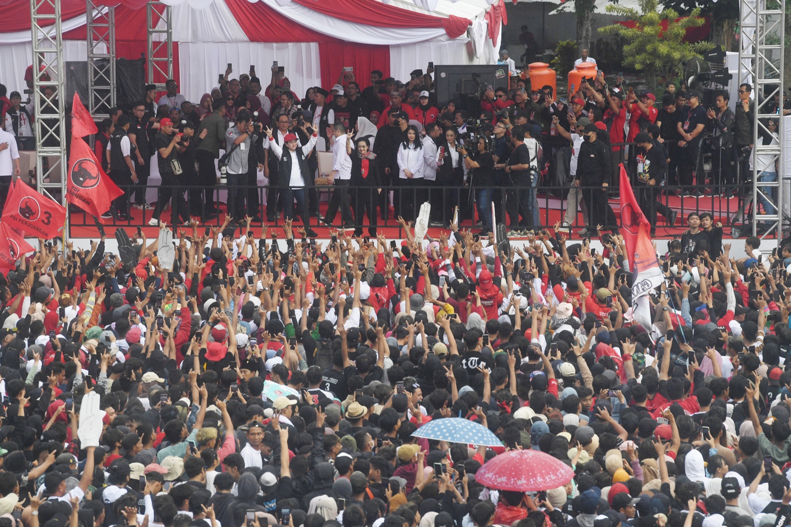 Panggung Asik Hajatan Rakyat Kampanye Ganjar-Mahfud Bareng Slank dan Oppie Andaresta