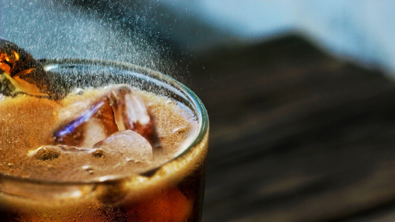Ini yang Terjadi pada Tubuhmu Setelah Meminum Soda