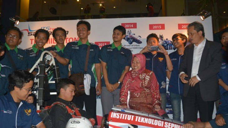 Risma Ingin Ganti Mobil Dinas dengan Mobil Listrik Buatan ITS