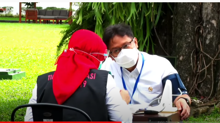 Menteri Kesehatan, Budi Gunadi Sadikin saat divaksinasi (Foto: Tangkapan Layar)