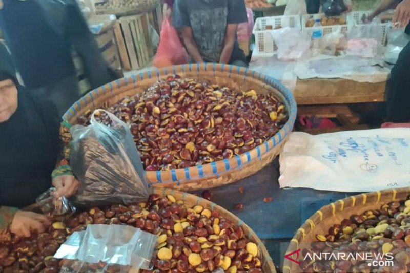 Harga jengkol di pasar tradisional di Cianjur, Jawa Barat, melambung sejak satu pekan terakhir Rp60.000 per kilogram, diduga akibat minimnya stok ditingkat distributor sejak satu bulan terakhir (Ahmad Fikri)
