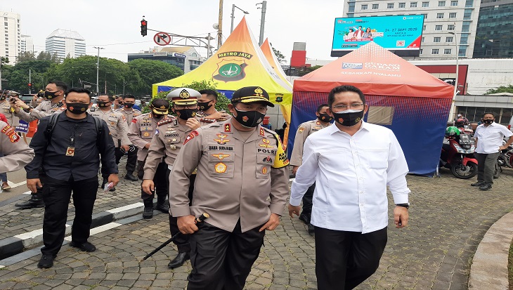 Kapolda Metro Jaya Irjen Nana Sudjana melakukan sidak penegakan hukum protokol kesehatan di kawasan Tugu Tani, Jakarta Pusat.