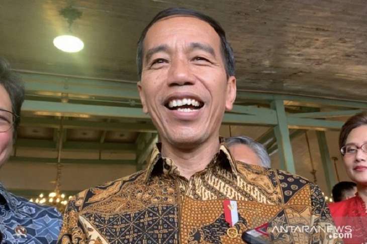 Jokowi usai hadir dalam acara puncak peringatan Hari Batik Nasional 2019 di Istana Mangkunegaran, Solo, Rabu (2/10) (ANTARA FOTO/Hanni Sofia)