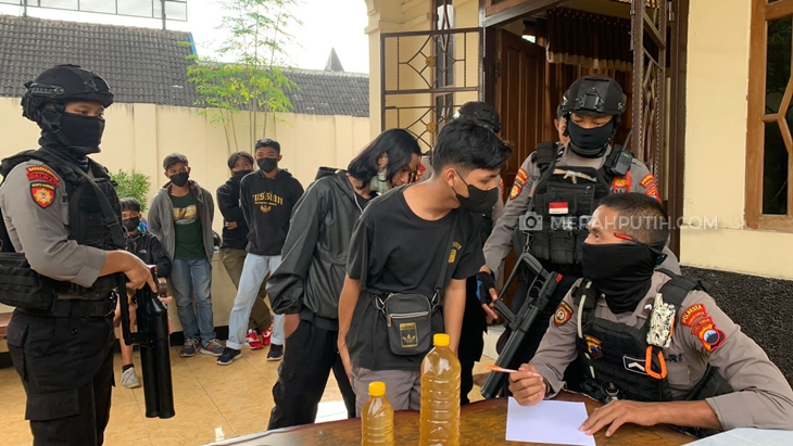 Lagi, Polisi Amankan Suporter Nekat Bawa Miras saat Piala Presiden
