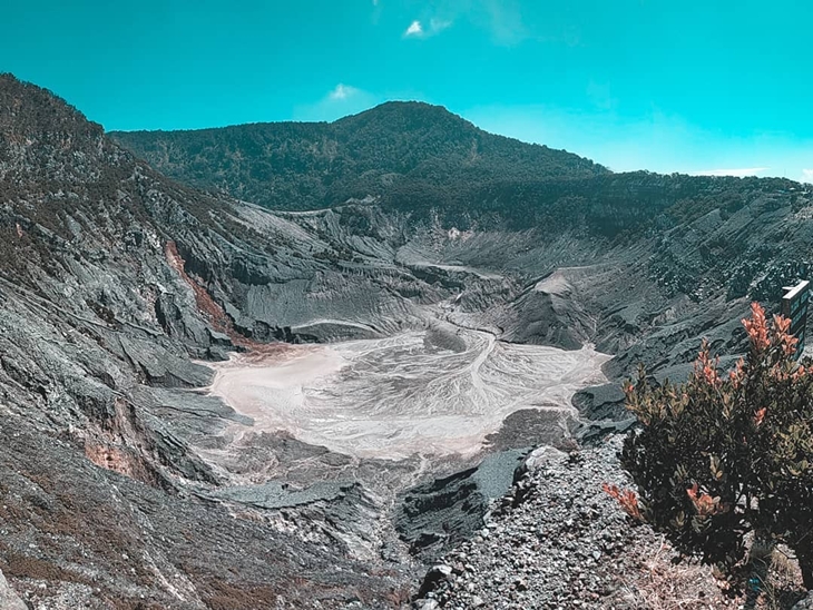 Kawah Gunung Tangkuban Parahu. (Foto: instagram.com/fauzieakbars)