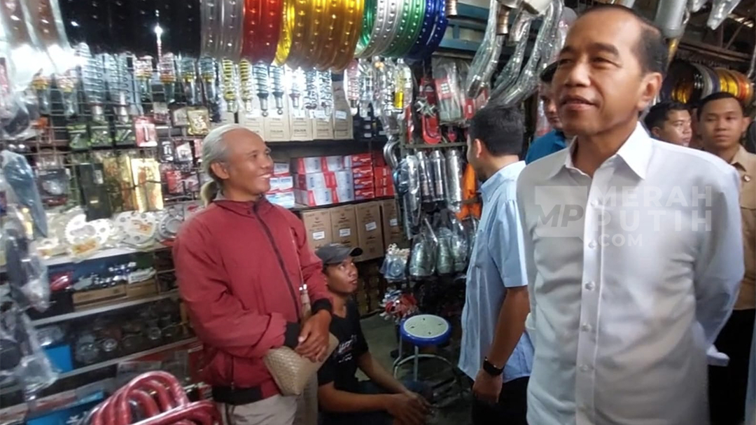 Jokowi dan Kaesang Kompak Blusukan di Kandang Banteng, Kampanyekan Paslon 02
