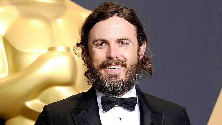 Casey Affleck Mundur Sebagai Presenter Oscar 2018, Tebak Kenapa!
