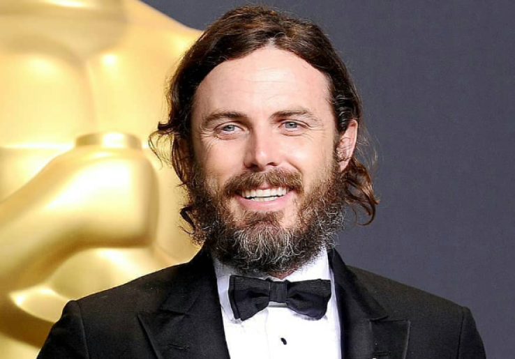 Casey Affleck Mundur Sebagai Presenter Oscar 2018, Tebak Kenapa!