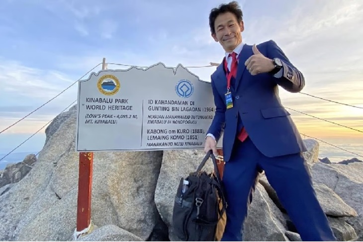 Viral, Naik Gunung dengan Jas Lengkap