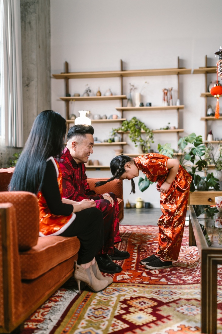 Ide Padu Padan Warna Outfit dengan Pakaian Merah untuk Imlek