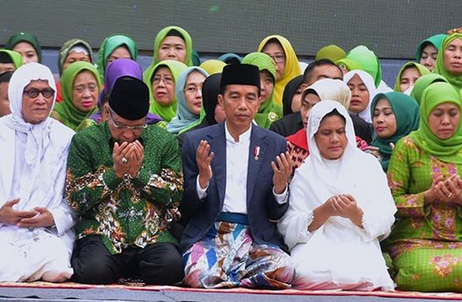 Presiden Jokowi bersama para tokoh NU