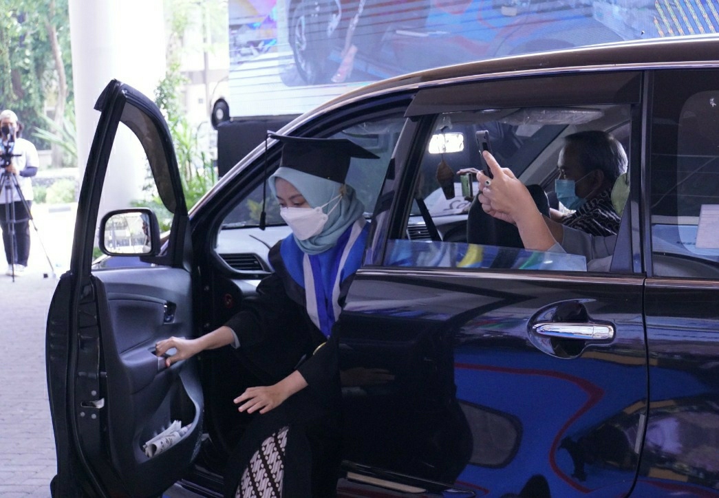 Lebih dari 3 Ribu Wisudawan ITS Ikuti Wisuda Drive Thru