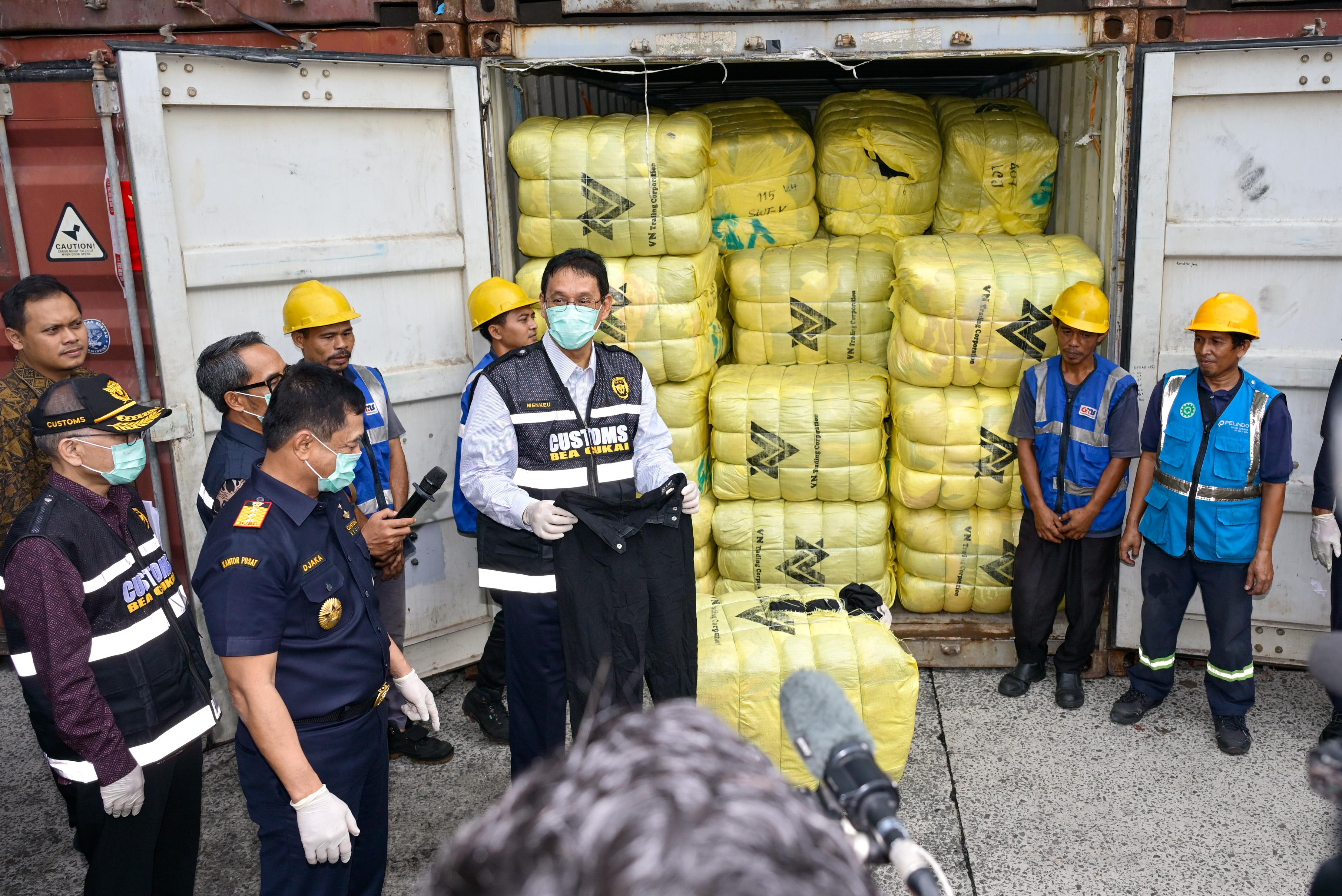 Menkeu Purbaya Sita 43 Kontainer Berisi Pakaian Bekas Ilegal
