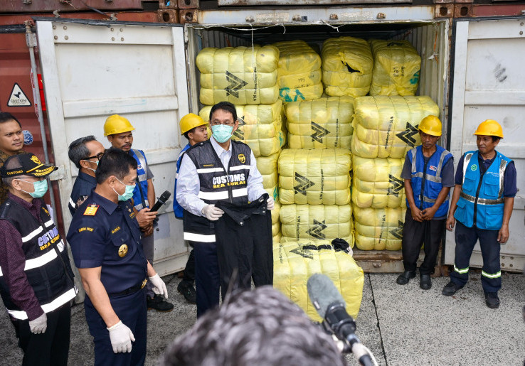 Menkeu Purbaya Sita 43 Kontainer Berisi Pakaian Bekas Ilegal