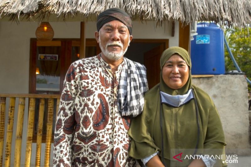 Sabarudin (kiri) bersama dengan Suinah (kanan) sumringah saat menyambut kedatangan tim verifikasi lapangan KSP ke Dusun Bangah, Desa Sengkol, Lombok Tengah untuk meninjau pemanfaatan Sarana Hunian Pariwisata (Sarunta) oleh masyarakat lokal, sebagaimana siaran pers KSP, diterima di Jakarta, Senin (22/11). (ANTARA/HO-KSP)