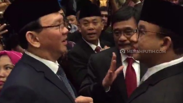 Anies dan Ahok Saling Lempar Senyum di Pelantikan DPRD DKI Baru