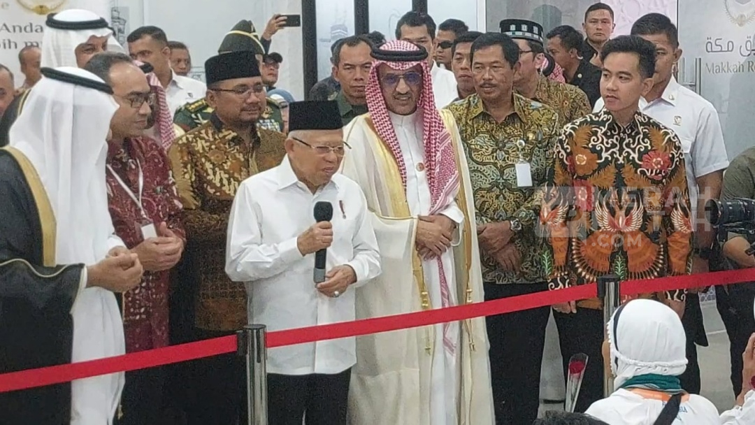 Cek Layanan Imigrasi Haji, Wapres Ma’ruf Amin Didampingi Gibran Doakan Haji Mabrur