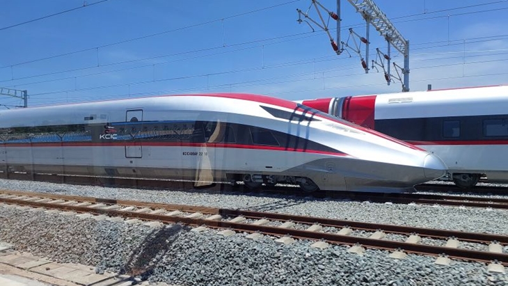 KA Feeder Kereta Cepat Seret Mobil Sejauh 500 Meter di Perlintasan Sebidang