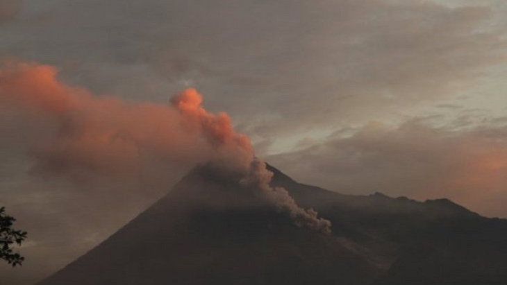 Gunung Merapi menyemburkan awan panas (ANTARA FOTO/Ranto Kresek)