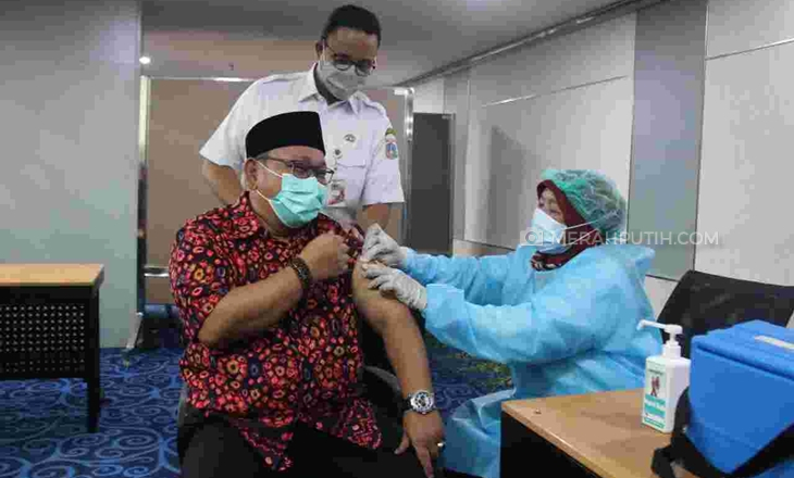 Gubernur DKI Jakarta Anies Baswedan meninjau vaksinasi alim ulama. (Foto: MP/Asropih)