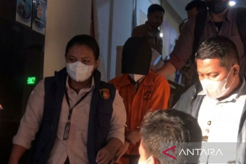 Terduga pelaku perempuan berinisial R (pakai topi) berjalan keluar dari ruangan Direktorat Reserse Kriminal Umum dengan penjagaan ketat oleh petugas dan langsung menuju rumah tahanan (rutan) Polda Metro Jaya, Kamis (13/8/2026). ANTARA/Ilham Kausar. 