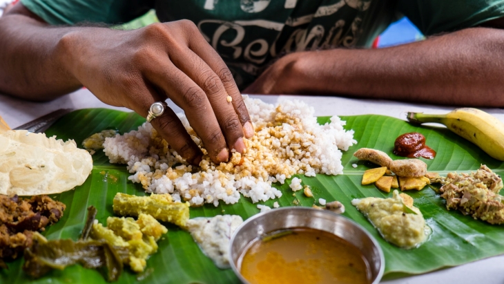Selain nikmat, makan pakai tangan juga bisa merasakan makanan yang sudah tidak layak dikonsumsi. (Foto: tripsavvy.com)