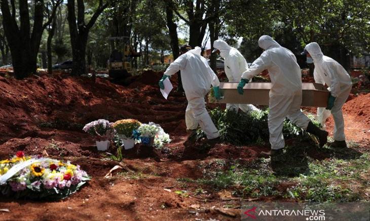 Pemakaman jenazah COVID-19 di tempat pemakaman Vila Formosa, pemakaman terbesar Brazil, Kamis (2/4/2020). ANTARA OTO/REUTERS/Amanda Perobelli/pras/cfo