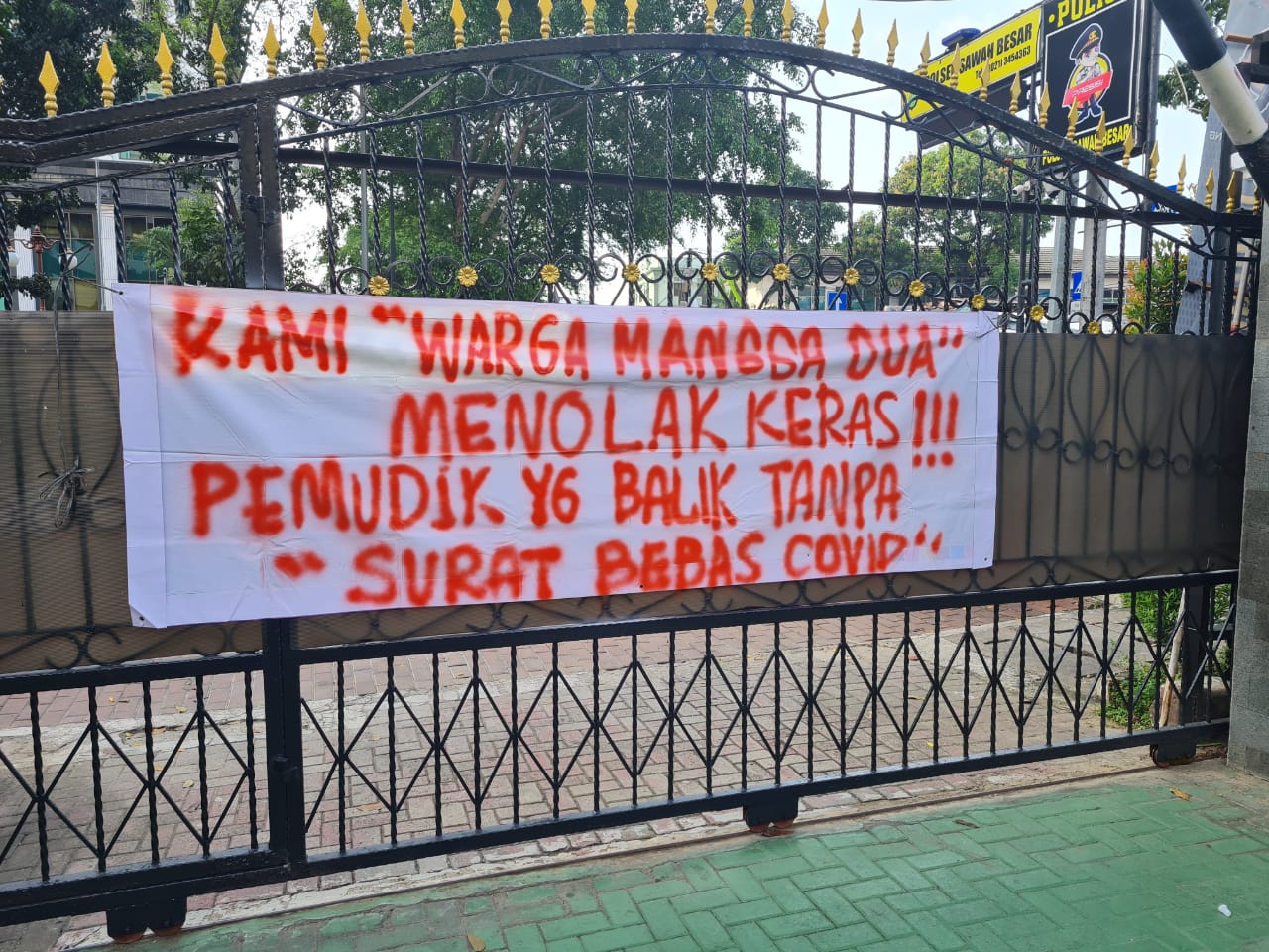 Warga Jakpus Pasang Spanduk Tolak Kembalinya Pemudik Tidak Lakukan Tes COVID-19