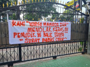 Warga Jakpus Pasang Spanduk Tolak Kembalinya Pemudik Tidak Lakukan Tes COVID-19
