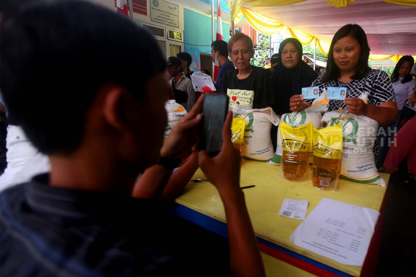 Antusias Warga Menteng Terima Bantuan Pangan Gratis Berupa Beras dan Minyak Goreng 